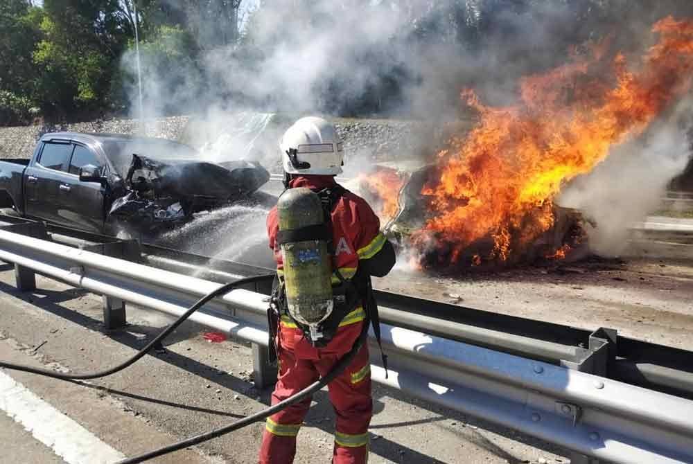 Anggota Bomba dan Penyelamat sedang memadamkan kebakaran tiga kenderaan yang terbakar akibat kemalangan di di kilometer 4.4 Lebuhraya Lembah Klang Baru (NKVE) pada Isnin.
