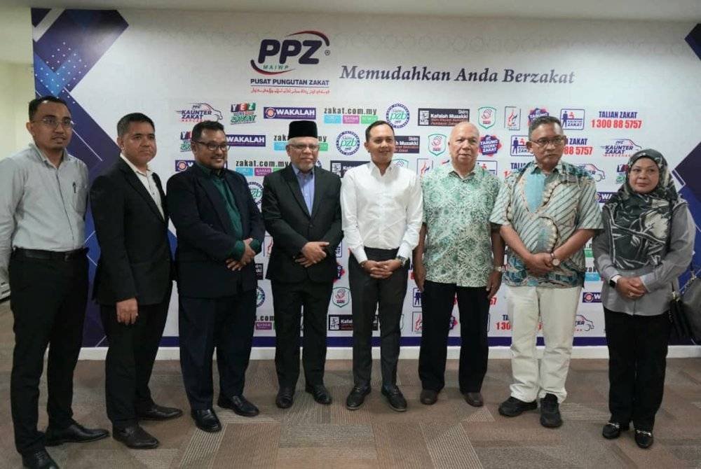 Pengurusan tertinggi PPZ-MAIWP dan KOSWIP selepas menyempurnakan penyerahan zakat perniagaan pada Isnin.