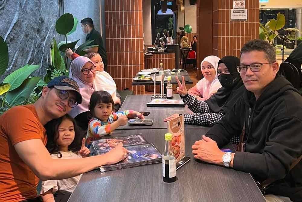 Fattah bersama anak dan keluarganya.