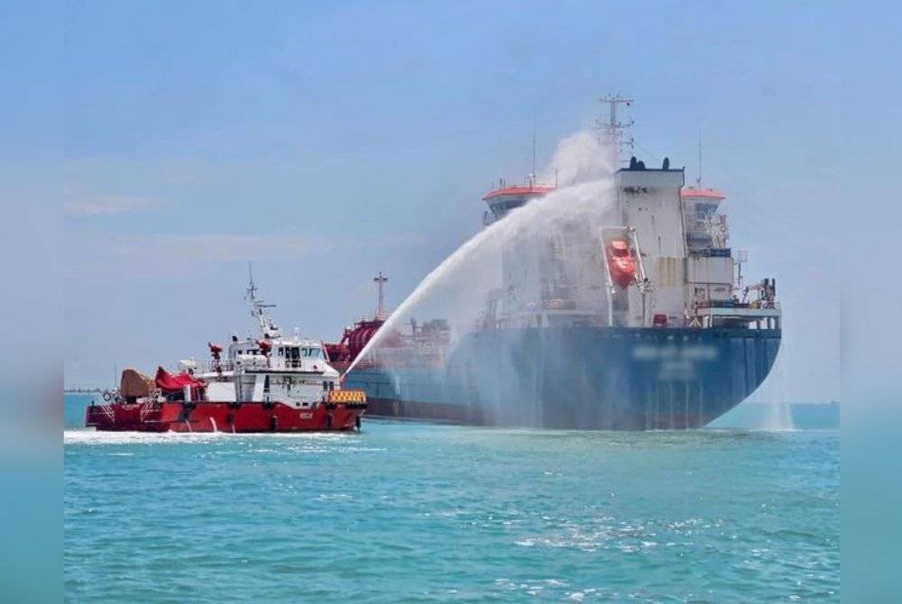 Sebuah kapal tangki MED ATLANTIC yang berdaftar di Malta terbakar di Selat Johor Timur dalam perairan Singapura pada Isnin. Foto Facebook Singapore Civil Defence Force.
