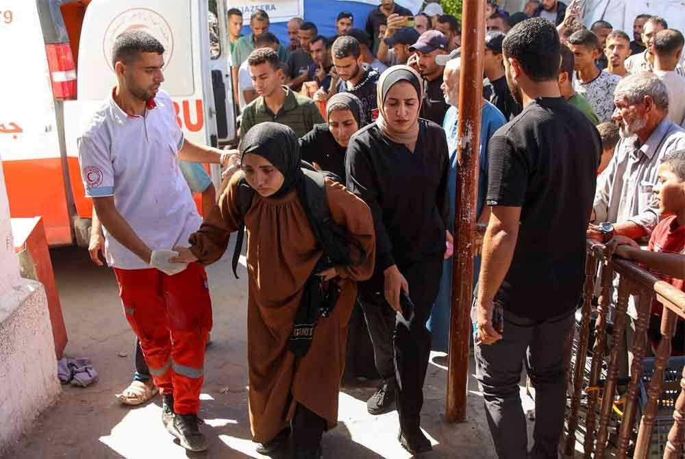 Orang yang cedera semasa operasi Israel di kem pelarian Jabalia di tengah Semenanjung Gaza tiba di hospital Arab Al-Ahli, juga dikenali sebagai hospital Baptist di Kota Gaza. Foto AFP