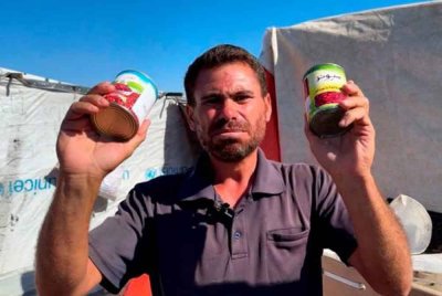 Mohammed menunjukkan tin makanan yang meragut nyawa anak saudaranya, Sami yang berusia 3 tahun.