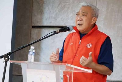 Bung Moktar ketika berucap pada majlis penutupan program perkampungan (retreat) UMNO Bahagian Papar di Papar.