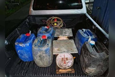 PGA merampas dua unit penimbang, seunit pam penyedut minyak dan telefon bimbit.