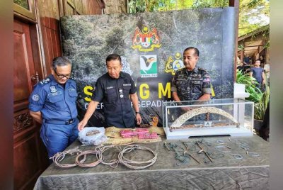 Abdul Kadir (tengah) bersama Razarudin (kanan) dan Ribuan melihat antara hasil rampasan menerusi OBK.