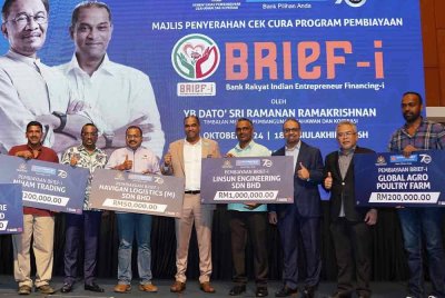 Timbalan Menteri Pembangunan Usahawan dan Koperasi, Datuk Seri Ramanan Ramakrishnan (tengah) bersama Pengerusi Bank Rakyat, Datuk Mohd Irwan Mubarak (empat dari kanan) bergambar dengan penerima semasa Penyerahan Cek Cura Program Pembiayaan BRIEF-i yang diadakan di Menara Berkembar Bank Rakyat pada Isnin.