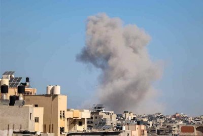 Asap berkepul-kepul dari tapak serangan udara Israel yang menyasarkan kawasan Al-Saftawi di utara Semenanjung Gaza. Foto AFP