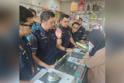 Pegawai Jabatan Kesihatan Wilayah Persekutuan Kuala Lumpur dan Putrajaya melaksanakan Op Mega Bersepadu Penguatkuasaan Akta 852 di Kampung Baru, Kuala Lumpur pada Isnin.