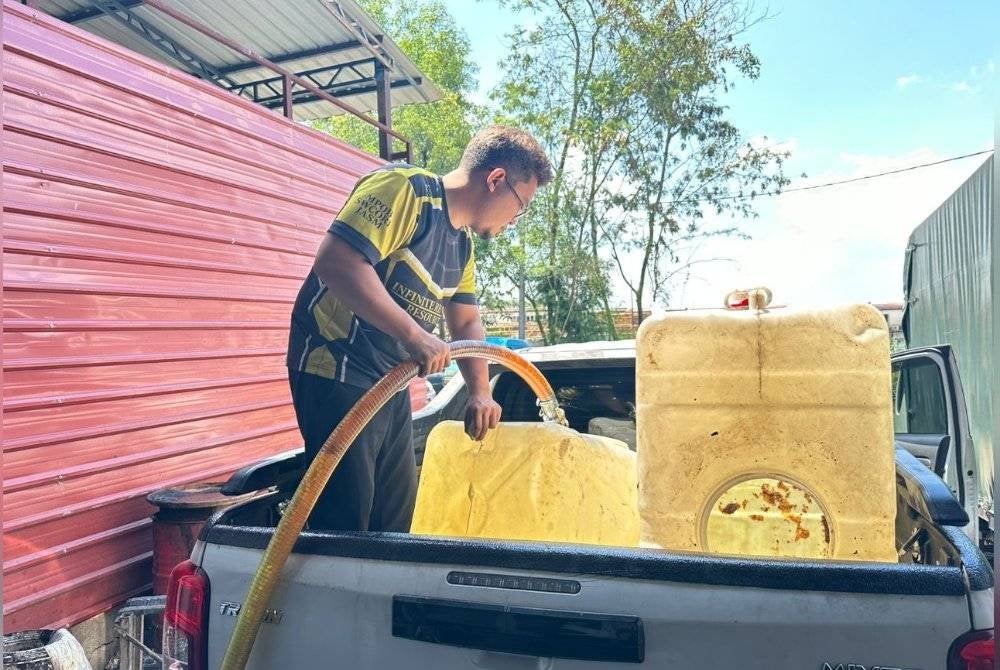 Mohd Hazim ketika menguruskan minyak masak terpakai di kilangnya.