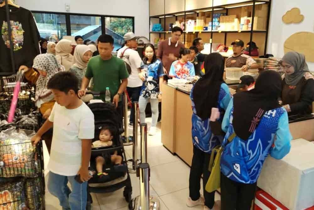 Galeri cenderahati turut menjadi tumpuan orang ramai yang berkunjung ke Zoo Johor.