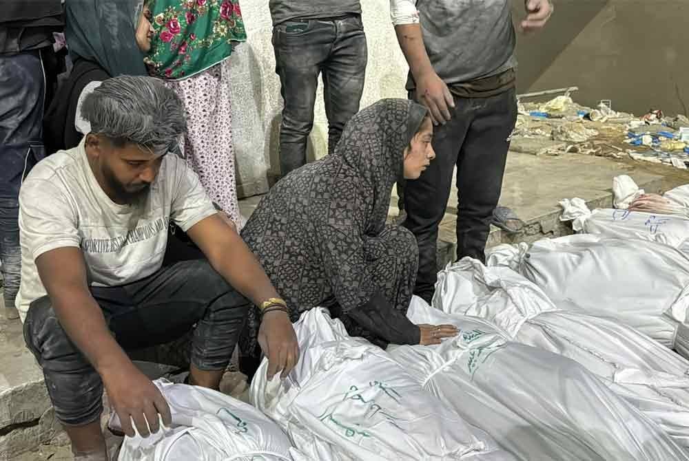 Puluhan jenazah mangsa kezaliman terbaharu Zionis ditempatkan di luar Hospital Kamal Adwan.