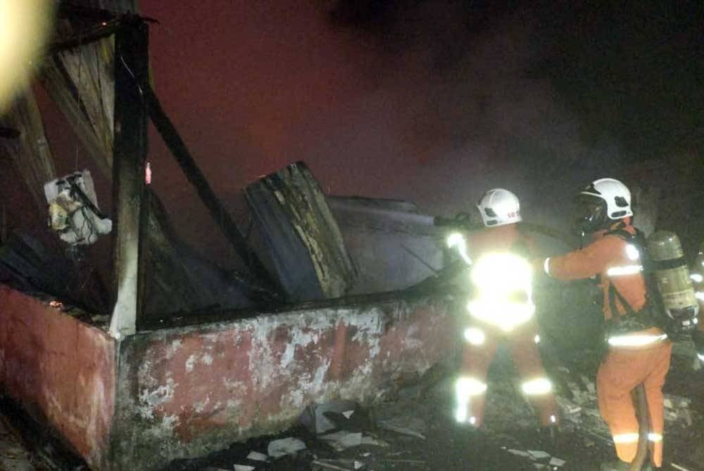 Anggota dari BBP Kamunting dan BBP Taiping bertungkus-lumus memadamkan kebakaran sebuah rumah di Jalan Kampung Air Puteh, Kamunting pada Isnin.