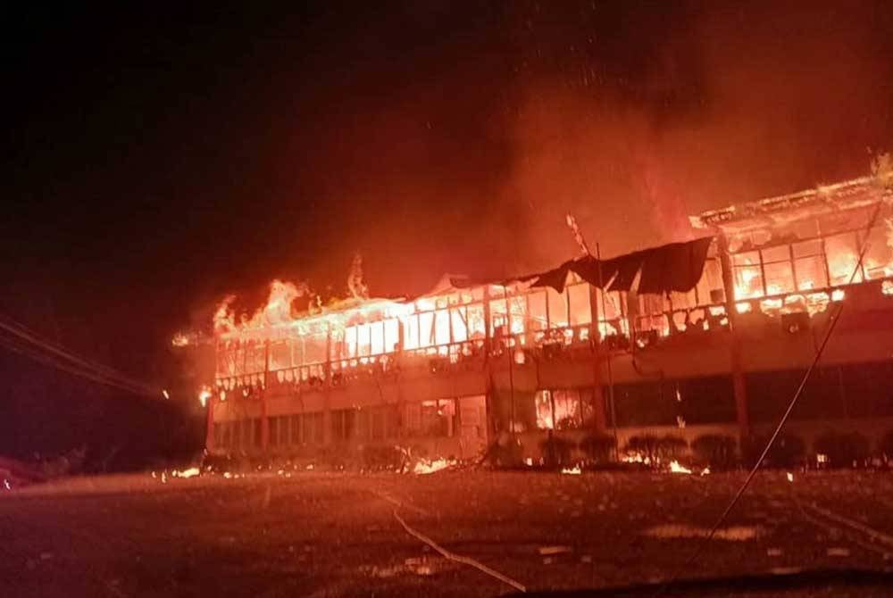 Sebuah blok bangunan Sekolah Menengah Kebangsaan Lawas, Sarawak dijilat api. - Gambar ihsan JBPM Sarawak