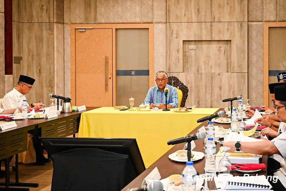 Al-Sultan Abdullah berkenan berangkat mendengar taklimat oleh PKCH berkenaan isu dan penyelesaian 32 peniaga di Cameron Highlands pada Isnin. Foto Facebook Kesultanan Pahang.