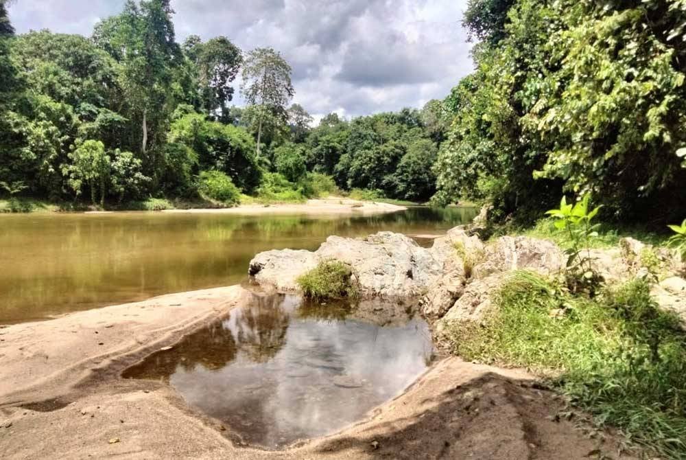 Suasana damai di Sungai Balah sesuai untuk berehat dan berkhemah.