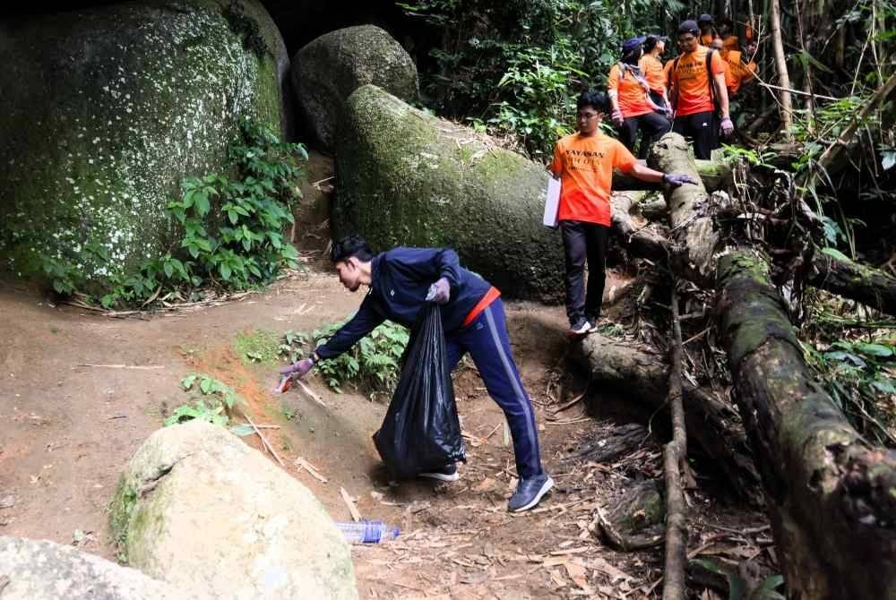 Sukarelawan Yayasan MR D.I.Y membersihkan laluan pendakian di supaya lebih selamat dan selesa.