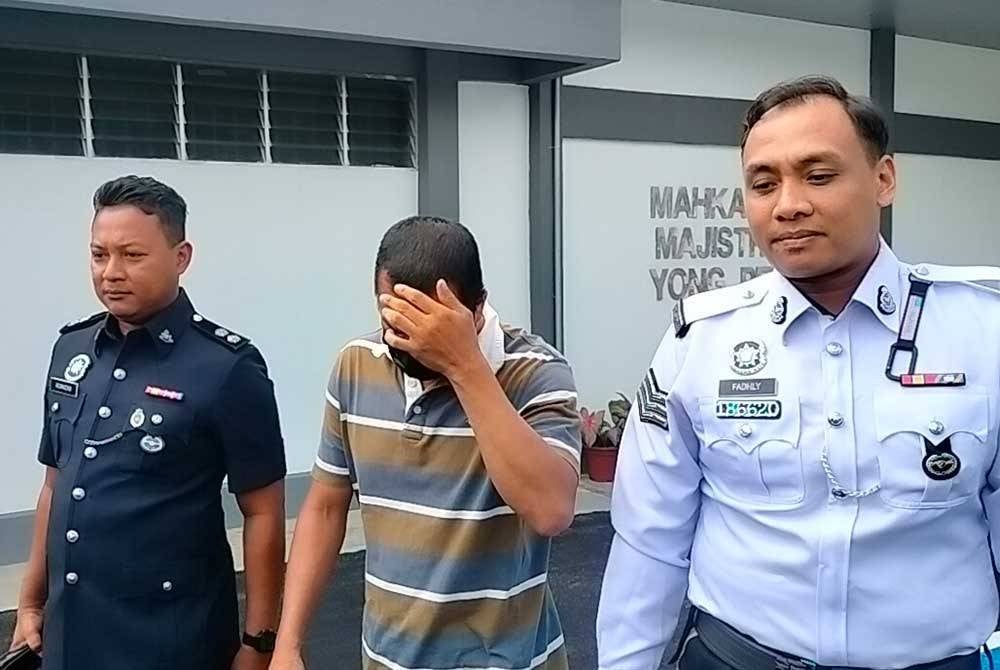 Mohd Ridzuan (tengah) didenda RM22,000 oleh Mahkamah Majistret Yong Peng pada Selasa selepas mengaku bersalah memandu tidak cermat sehingga menyebabkan kemalangan empat kenderaan.