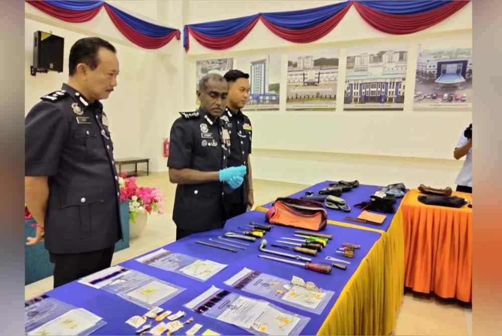 Kumar (tengah) menunjukkan peralatan pecah rumah yang dirampas daripada kumpulan pecah rumah etnik Rohingya dalam sidang akhbar di IPK Johor, Johor Bahru.