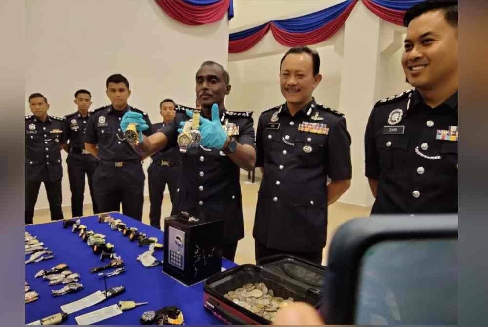 Kumar menunjukkan jam tangan yang dirampas daripada kumpulan pecah rumah etnik Rohingya dalam sidang akhbar di IPK Johor, Johor Bahru.