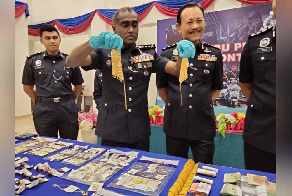 Kumar (dua ari kiri) menunjukkan barang kemas yang dirampas daripada kumpulan pecah rumah etnik Rohingya dalam sidang akhbar di IPK Johor, Johor Bahru.