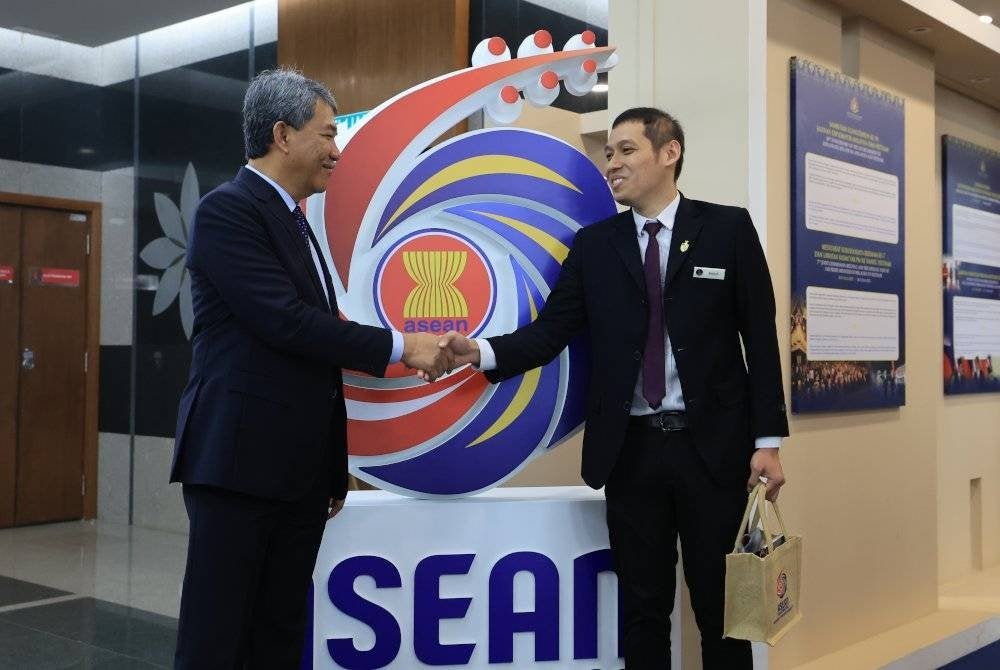 Mohamad bersama pencipta logo ASEAN 2025 Muhamad Khalis Syafiq Mohamad Nasir pada Majlis Pelancaran Logo dan Tema ASEAN 2025 di Wisma Putra hari ini. Foto Bernama