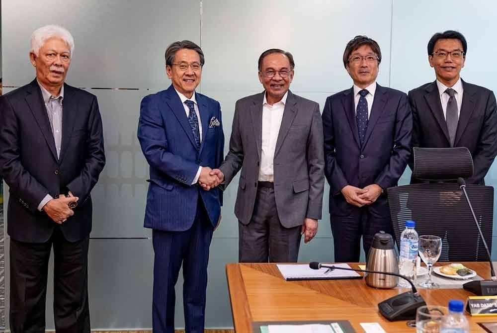 Anwar (tengah) menerima kunjungan hormat delegasi JBIC yang diketuai pengerusi merangkap penasihat khas kepada Kerajaan Jepun, Tadashi Maeda. Foto Facebook Anwar Ibrahim