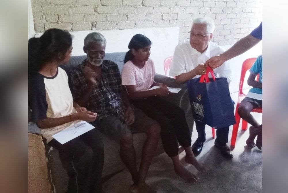 Ismail Sabri (kanan) turut menyampaikan sumbangan kepada keluarga tersebut.