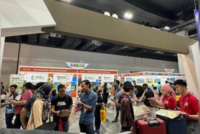 Orang ramai berkunjung ke reruai GM Klang bagi mendapatkan pelbagai barangan dengan harga berpatutan.