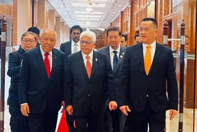 Dr KK Chai (kanan) ketika hadir majlis berprestij 'The Asia Economic & Entrepreneurship Summit' yang berlangsung di Royale Chulan, Kuala Lumpur.
