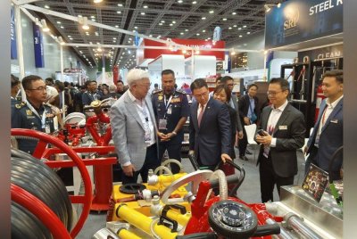 Menteri Perumahan dan Kerajaan Tempatan, Nga Kor Ming (tengah) meninjau ruang pameran IFCEM di KLCC pada Selasa.