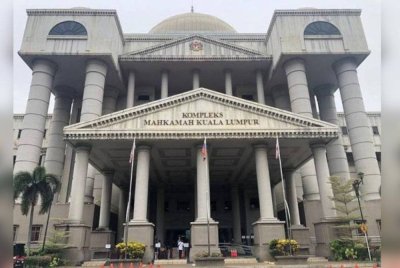 Seorang pengawal keselamatan mengaku tidak bersalah di Mahkamah Sesyen di Kuala Lumpur pada Selasa atas dua pertuduhan merogol dan melakukan amang seksual fizikal terhadap anak perempuan kandungnya berumur 15 tahun.