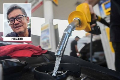 Malaysia perlu memikirkan usaha untuk mengenakan cukai jualan pada bahan api yang dibeli warga asing kerana harga tanpa subsidi di negara ini masih lebih murah.