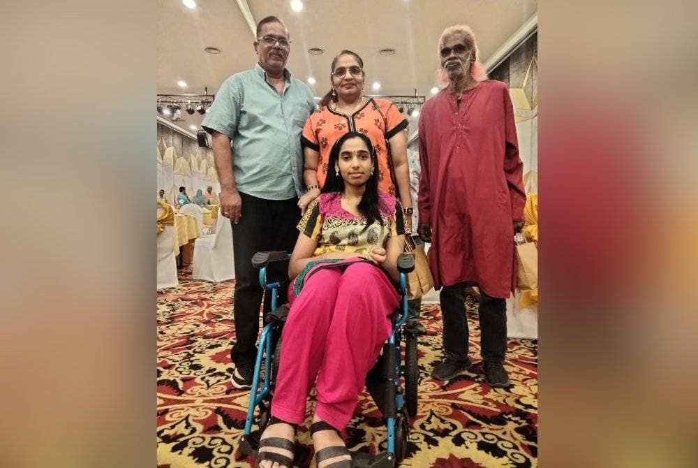 G Sharania bersama ahli keluarga hadir menerima sumbangan.