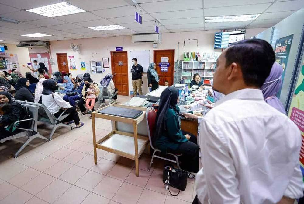 Lawatan dilakukan Menteri Besar Johor, Datuk Onn Hafiz Ghazi ke Klinik Kesihatan Gelang Patah pada Ahad. - Foto: FB Onn Hafiz