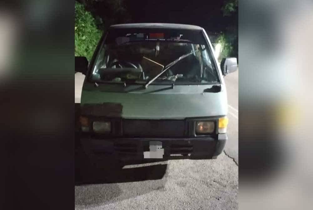 Suspek yang berusia 51 tahun memandu van jenis Nissan Vanette dalam keadaan mencurigakan semasa melalui SJR pada jam 10.30 malam