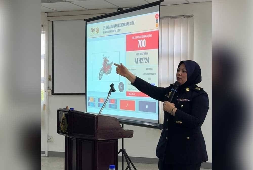 Pegawai JPJ membuat lelongan awam kenderaan sita bagi siri 2/2024 di Dewan Sri Makmur, Kompleks JPJ, Indera Mahkota pada Rabu. Foto JPJ Pahang