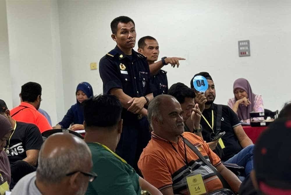Sebahagian pembida yang hadir pada sesi lelongan awam kenderaan sita bagi siri 2/2024 di Dewan Sri Makmur, Kompleks JPJ, Indera Mahkota pada Rabu. Foto JPJ Pahang.