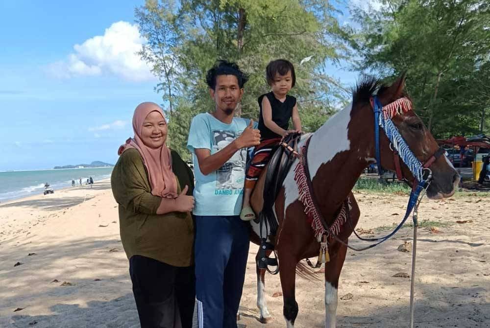 Siti Norhasirah bersama suami, Wan Badrul Hisham Wan Zainal, 31, dan anak sulung mereka, Wan Nur Adyrah Huwaina, 3.