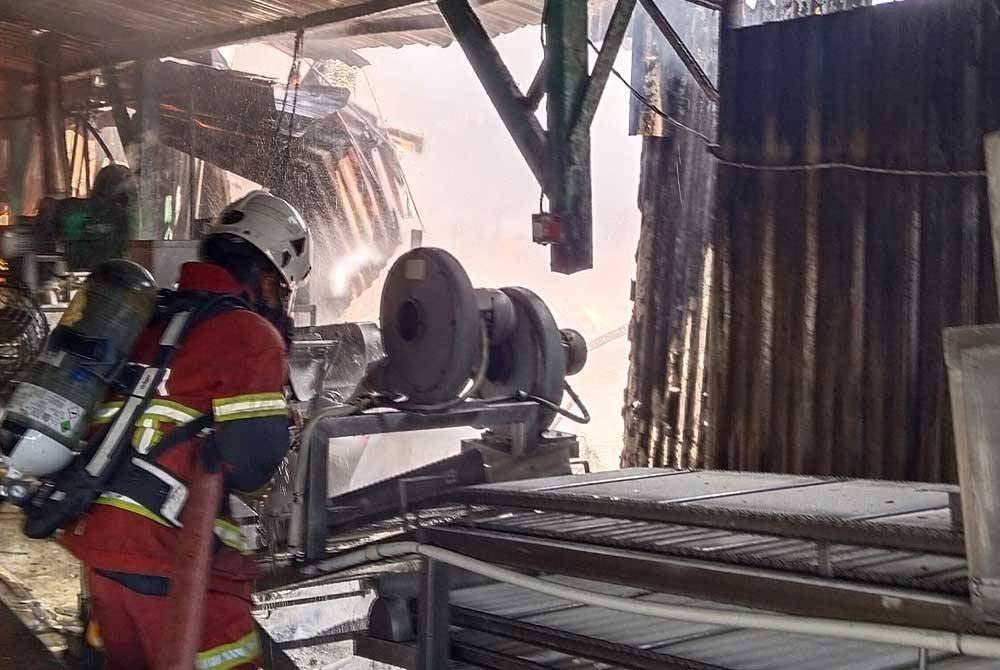 Anggota Bomba dan Penyelamat sedang memadamkan kebakaran sebuah stor di Kampung Baru Pandamaran, pada Rabu.
