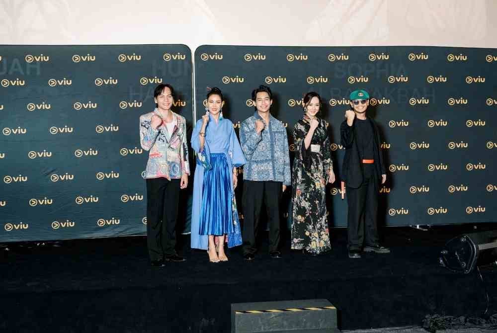 Hun bersama barisan pelakon From Saga With Love 2 iaitu Ikmal Amry, Sophia Albarakbah, Fimie Don dan Siti Khadijah.