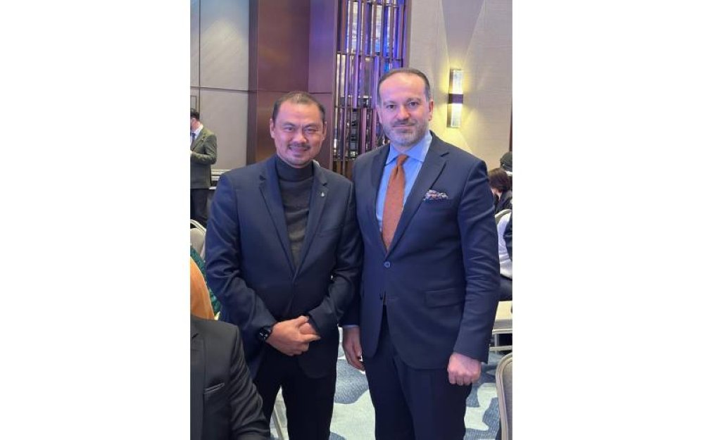 Roslan (kiri) bersama bersama Ketua Pengarah TRT, Prof. Dr. Mehmet Zahid Sobacı.