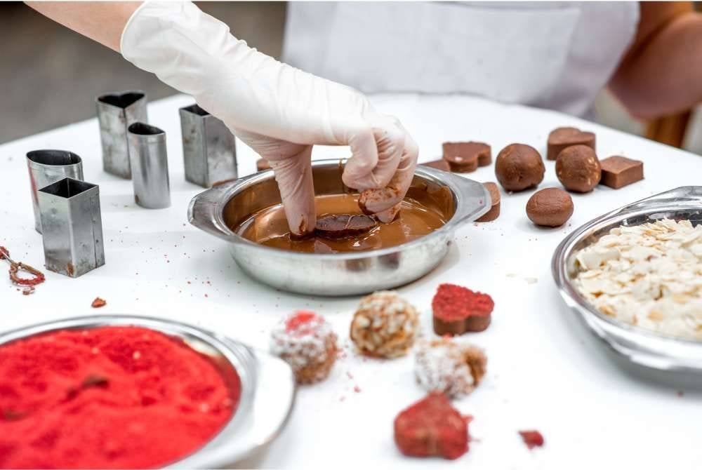 MASIH ramai lagi masyarakat yang kurang sedar tentang kepentingan sarung tangan halal. -Gambar hiasan/ Foto: CANVA