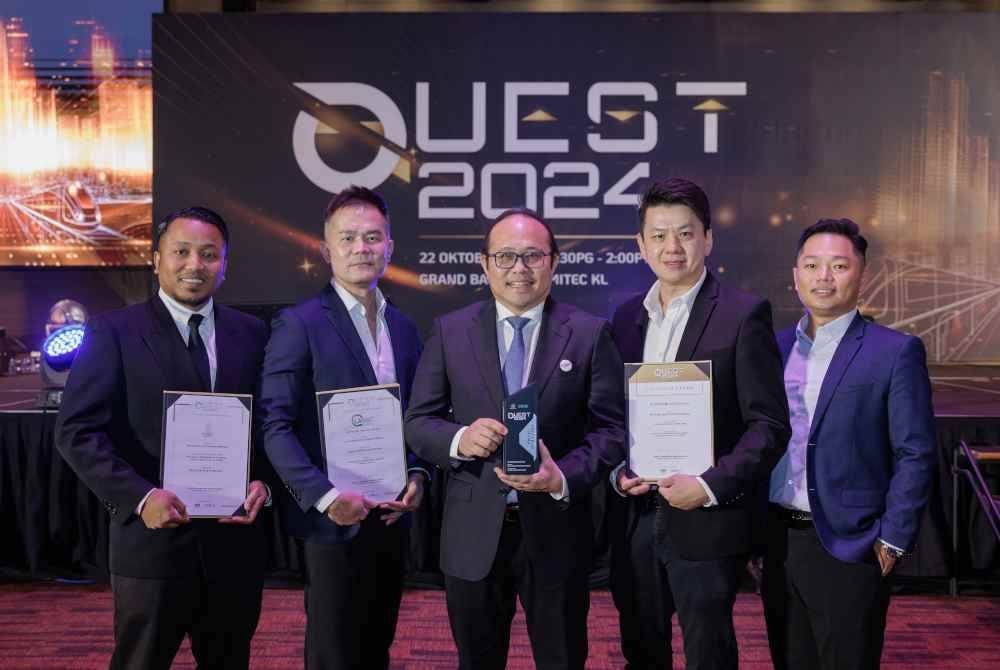 Chee Seng (tengah) bersama pasukan SkyWorld.