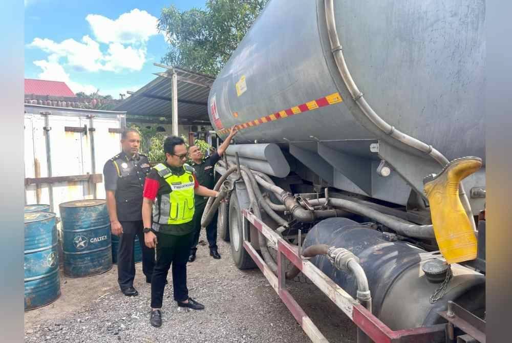 Kamalludin memeriksa lori tangki yang dirampas dalam kegiatan penyelewengan diesel di sebuah stor haram di Kampung Melayu Jenderata, Hutan Melintang pada Selasa. Foto Ihsan KPDN Perak
