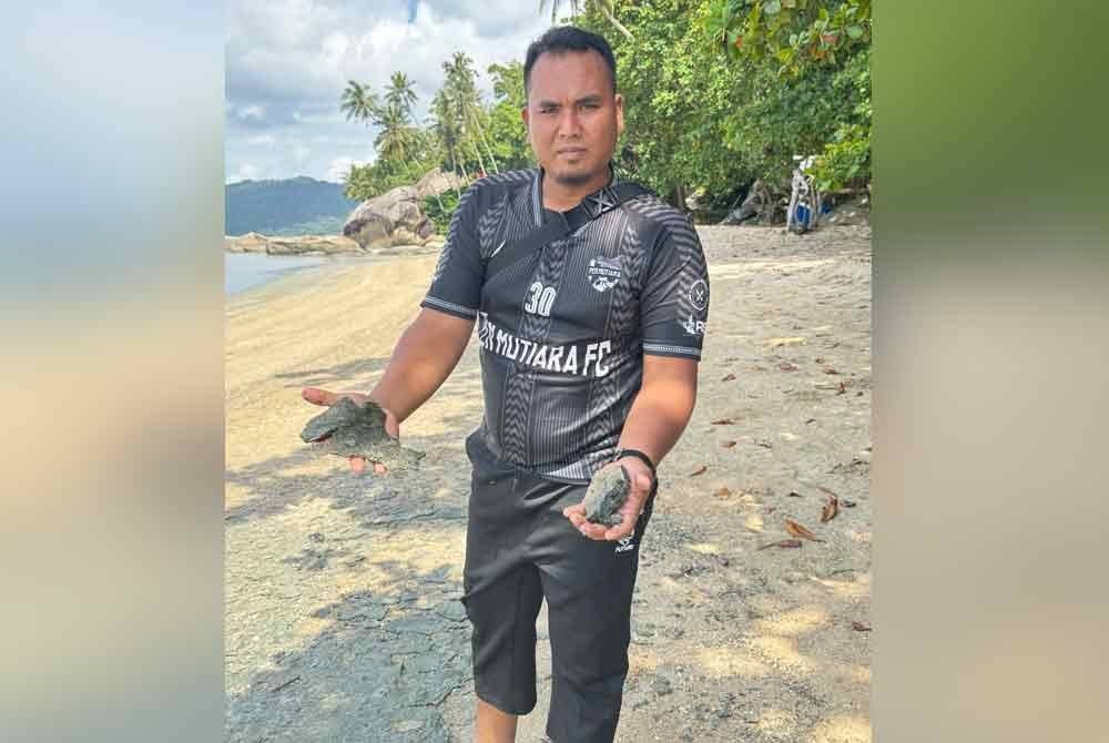 Mohd Zuhair menunjukkan selut yang sudah kering dan menjadi kepingan yang diambil dari pesisiran Pantai Esen.