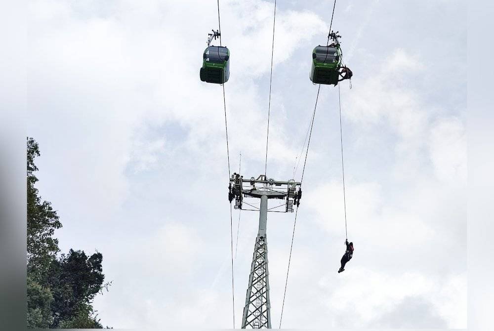 Simulasi menyelamat penumpang Langkawi SkyCab yang 'terperangkap' dalam gondola pada Rabu.