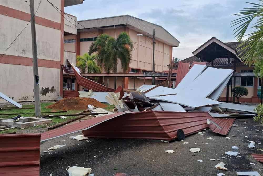 Keadaan sekolah SMA Al-Falah yang rosak teruk akibat bencana ribut pada petang Rabu.