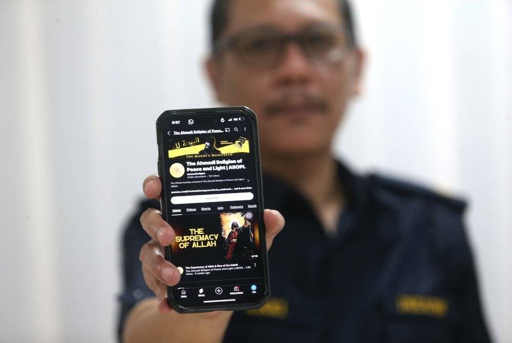 Ahmad Zaki menunjukkan ajaran The Ahmadi yang disebarkan di media sosial