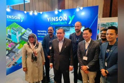 Anthony (dua dari kiri) melawat reruai ketika Persidangan dan Pameran Logistik ASEAN di Johor Bahru, pada Rabu.