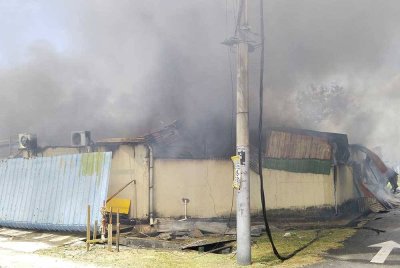 Keadaan kebakaran sebuah stor di Kampung Baru Pandamaran, pada Rabu.